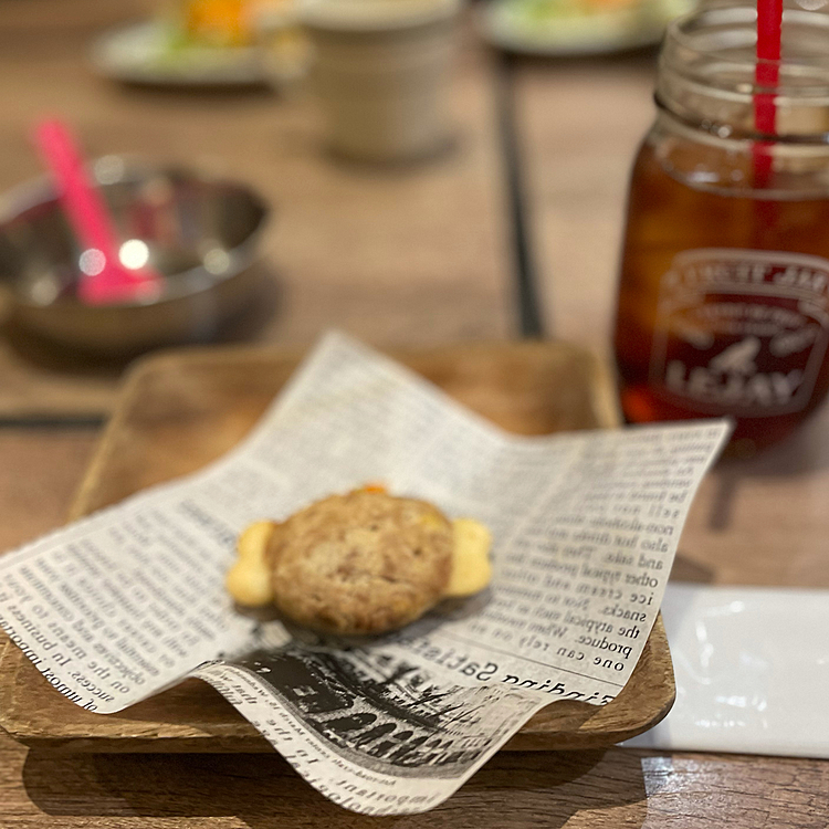 ハピさんのご飯✨遥か彼方に私のサラダ🥗🤣ハピさんファーストなのでハピさんが先です。
座る位置をちょっと失敗したので右手でハピさんを抑えながらのご飯になりました。右利きなのに😅
