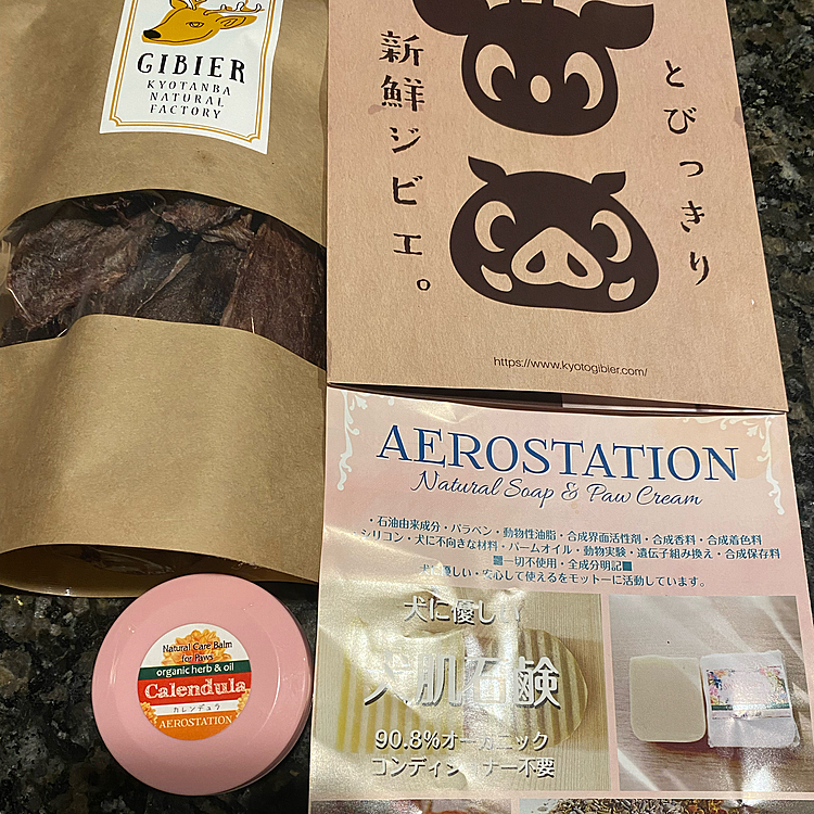 日曜日はマルシェへ♪
前回バギーを衝動買いしたマルシェ😆
10時開始の30分前には到着しましたがお店は開店していたので肉球クリームやジャーキーを購入しました💕