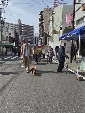 21日が縁日の近くのお寺へ♪
ここは年齢層高めなのでご年配の方からたくさんお声掛け頂けるのでご機嫌です🐶
イチゴや胡桃大福のスイーツ、太刀魚キムチやスンドゥブなど韓国料理を購入しました🇰🇷