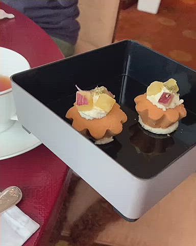 姫は、サツマイモのタルトも召し上がられておられます。