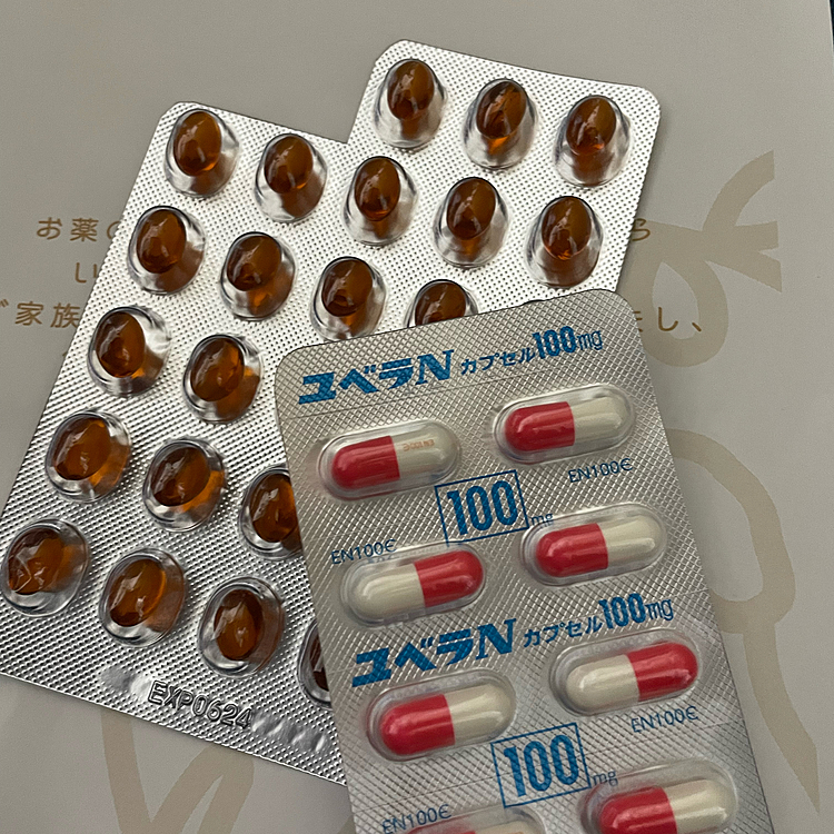 フサフサ計画の為、サプリ追加です😓
カプセル💊は初めて💦中身だけでも良いって事で…食わない😭ヤギミルクに溶かしてあげました😩
病院の日はお薬祭りです😅