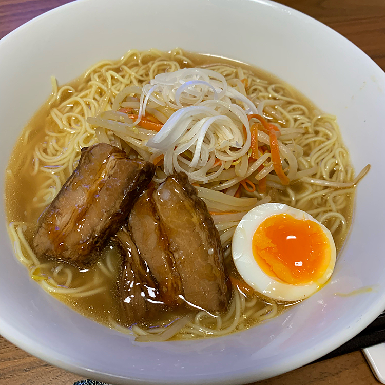 ワンコ事じゃないんですけど、自作ラーメン作ってみました。
フードロス削減運動なんちて💦
鶏肉や魚の骨のついた状態でカリカリに焼いてクズ野菜と煮込みます。
今回は醤油ベースにしました。
長ネギの青いところとか生姜の皮など臭みが消えて効果的です😊
ライアンは魚出汁だけのをカリカリにかけてご飯しました。