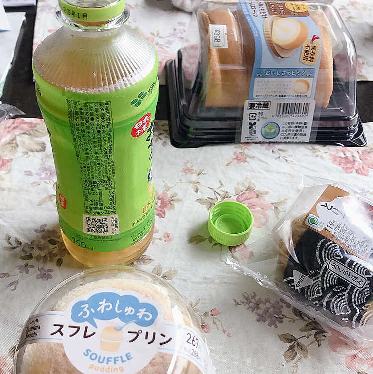 25日は、おかーたん誕生日だったの。
じーちゃんに祝ってもらったんだって。
でも、じーちゃん、おかーたんの誕生日忘れてたって。笑笑
無理矢理祝ってもらったんだからいいんだよっておかーたん言ってた。😃
人生初のぼっち誕生日なんだって💦
え？おかーたん？ボクたんが居るじゃん😃
そうでした😅