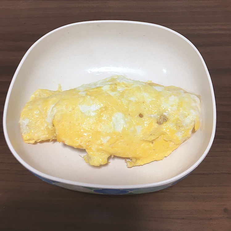 ♡Bellたんの手作りご飯♡
『オムライス🍳』
ご飯にゴマを入れて混ぜます！卵を溶いてフライパンで薄く焼きます！ご飯の上にのせたら、超簡単”オムライス”の完成です♪今回はご飯が少量余ってたので、ご飯を使ったメニューにしたくて、卵も余ってたのでオムライスにしました‼️ゴマは味付けの為にいれただけなので、あっても無くても大丈夫👍