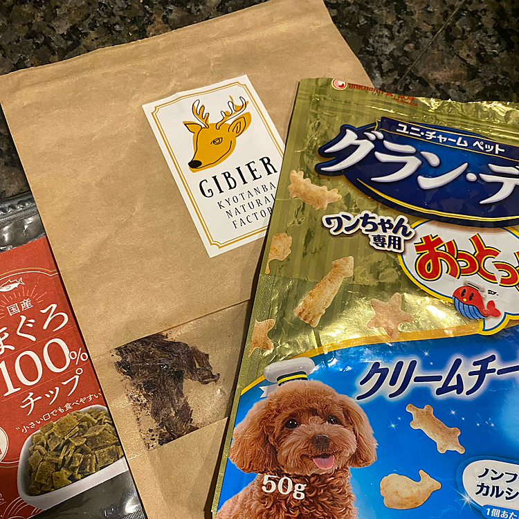 心当たりはありますか?と聞かれ2日前からスイカをあげていたのでそれかなぁと思ったのですが量も少ないし細かくしてあげていたので違うみたい🍉
脂っこいものか腐ったものはあげていないか?と聞かれ心当たりは無かったけど帰宅してからアレが良くなかったのかなぁと色々気になってしまいました💦
例えばオヤツとか開封後はなるべく早くお召し上がり下さいと書いてあるけど、冷蔵庫保管しているけど開封後数週間経っているからと思うと怖くて色々ごめんなさいして(捨てて)しまいました🙏