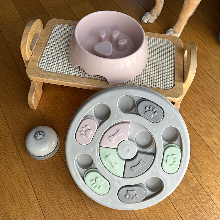 スリコでかわいいペットグッズみつけました✨
早食い防止フードボウル、ノーズワークパズルとベル🔔
ベルは練習中です😆
