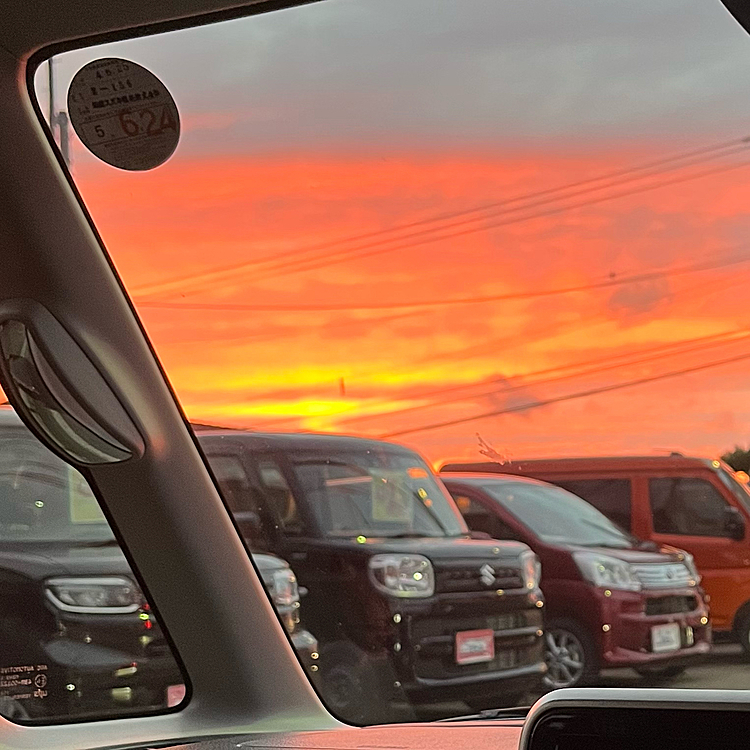 昨日の夕日🌆車内から🚗
めちゃくちゃオレンジ色で綺麗でした🍊