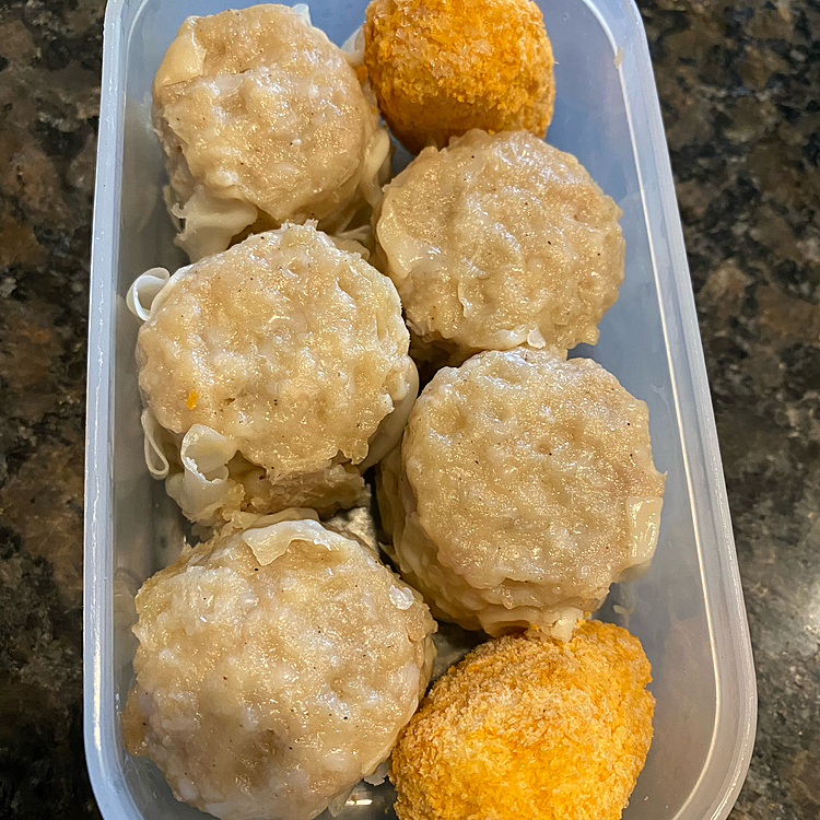 なかなか減らず最後は焼売弁当にしました🍱
隙間にブロッコリー🥦とかプチトマト🍅があれば良かったけど無かったので冷凍のコーンコロッケ🤣