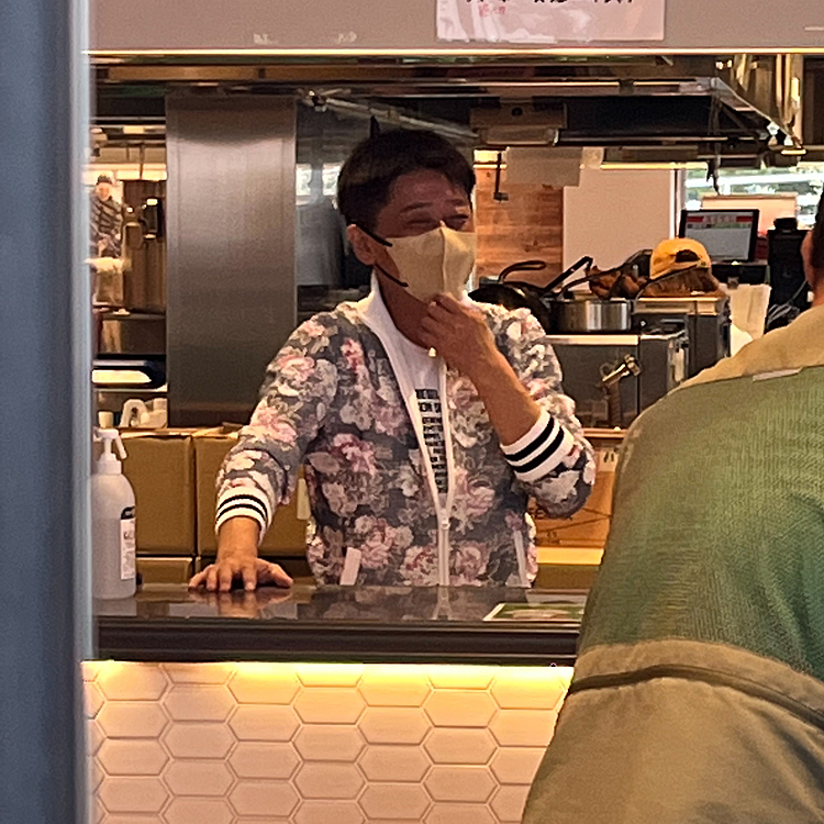 聞いたら本来予定になかった坂上忍さんがサプライズ来店してるとの事で🎉
グッズを買うとレシートに番号が書いてあり、順番で一緒に写真を撮ってくれてたんですが、滞在時間がもう少しとの事で、順番間に合わないと諦めモードで並んでました。
その時に撮った写真↑