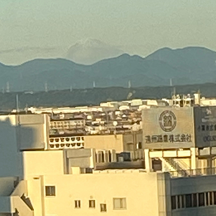 会社から今度は、北東見て(前回は、南東)うっすら富士山が、、🗻朝は、くっきり見えていたのに、、