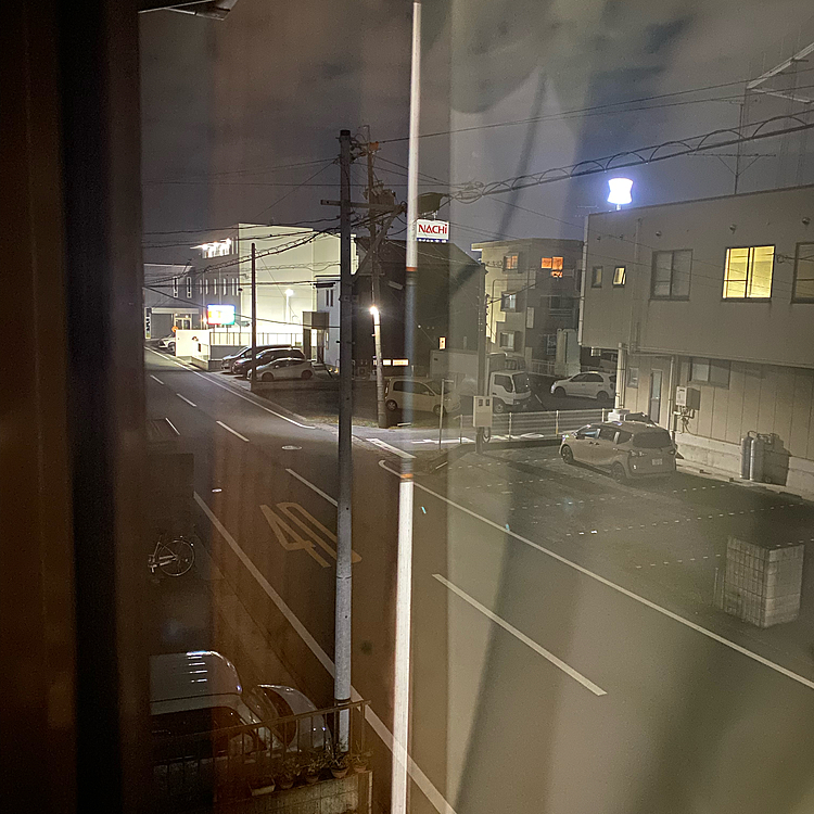 タイガー🐯の家から見たローソンの裏道
これ、夜の9時15分
右上の看板の通りが、いつもの散歩道の国道
