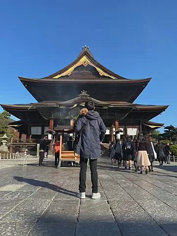 2日目はまず朝から善光寺へ🏯
修学旅行生や七五三の家族連れも多くて賑わっていました👘
紅葉も見事でした🍁

その後白馬に戻り以前見つけた絶景が見渡せる穴場の場所でランチ🍽
この時期は山頂の雪❄️紅葉🍁グリーン🌲の3段紅葉が見られます♪
もちろんパパさんとハッピーはお昼寝😪💤
