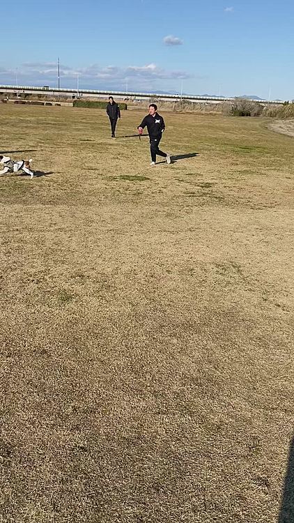 腹ごしらえに公園でサッカー⚽️
買ってから、初めて使ったロングリード
ドックランじゃないので、脱走しないように、、
