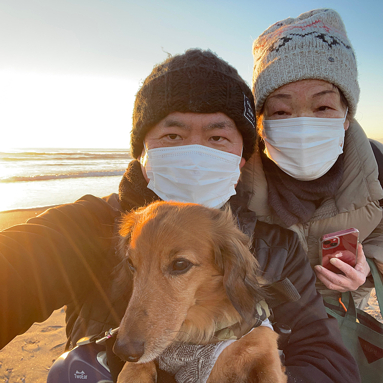 ココﾁｬﾝ🐶も、自分😊も、ババﾁｬﾝ🧑‍🦳も、含めてかなり久しぶりに初日の出🌅を見に行きました👍
皆様､あけましておめでとうございます🎍
今年もいっぱいアップしますのでよろしくお願いいたします🙇‍♀️🙇‍♀️🙇‍♀️

＃ヘルニア犬＃リハビリ犬＃初日の出