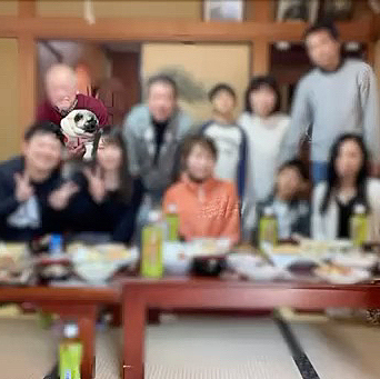 入院中のばあちゃん(とうちゃんの母)に向けて、みんなで記念写真🎌
とうちゃん3人兄弟ですが久しぶりの勢ぞろい、甥っ子姪っ子も集まりました☺️