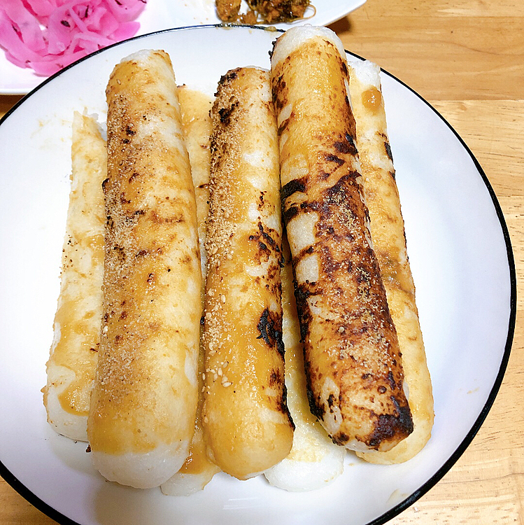 で、昨日の残ったきりたんぽで🤣
味噌田楽のきりたんぽ作ってみました🤣
美味い🤣😍
初めてやってみたよ。
五平餅みたいな感じです😃
すりごまも付けたら美味しかった。
きな粉も付けてみたら、それまた美味しかったです。個人的感想です🤣🤣🤣笑笑