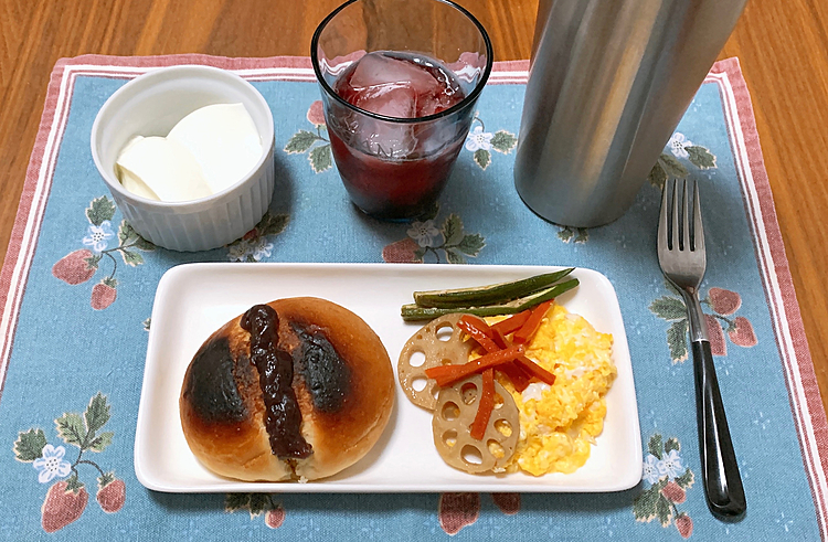 ゆっくり出来る時はちゃんと食べよう。
ってパン焦げました💦
バターと粒あんを入れてます。チューブの粒あん、便利ですね！
昨日の残りのレンコンのきんぴらをこれみよがしによそると何となくちゃんとしているように見えたりして😅
アンチエイジングに効果があるというザクロジュースも200mlくらい飲んでます。酸っぱいのが好きではないのでこのくらいで良いかな？
