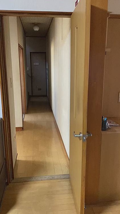 二階でワンワン吠えてたが、下に降りてきてまた、吠えそうだと思いカメラ構えて待っていたら、、
滑らないワックスが効かなくなってきた😅