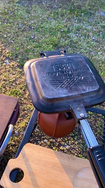 小型のガスシングルストーブで、ホットサンドとインスタントのポタージュスープ。
外で食べるとサイコーですな🥪🥣☕️

マルもホットサンドの端っこを狙って必死モード😆