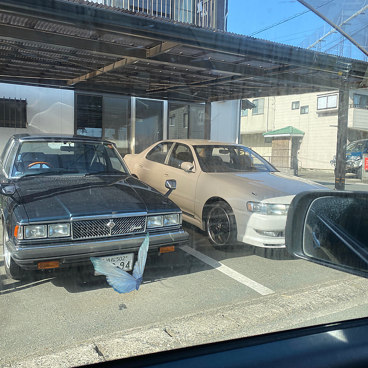 夫のマーク2と息子のクレスタ、屋根つきだが、黄砂か、花粉で、汚い、、😱
