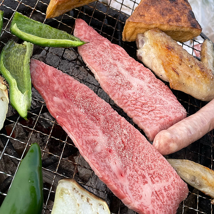 お肉の匂いがし始めるとクンクン  しながらやってきました😋