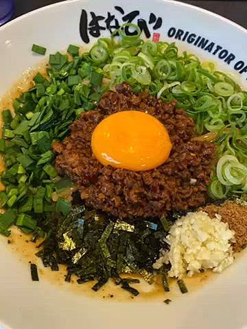 今日は終日雨なのでハッピー置いてのお買い物🙏
せっかくなら⁈とお昼も食べて帰ろうとするもほとんど外食しない我が家、急にはお店が思い付かず💦
向かったお店は大混雑で諦めて結局名古屋メシの台湾まぜそばのお店へ🍜
余った台湾ミンチやタレにレンゲ1杯分の追いメシがサービスで付くので満腹です😋
お留守番頑張ったハッピーにドンキの焼き芋🍠🍠
パパに遊ばれてます💦