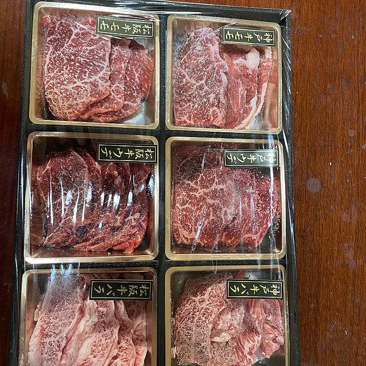 プールから出したら息子が買った食べ比べ肉🥩が、、勝手にお座りして待ってるけど、10000円もするお肉、、あげられないね🤣🤣🤣