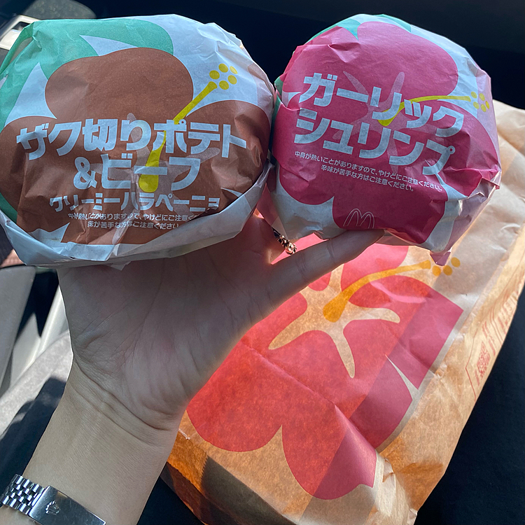 ハッピーにはお留守番してもらい水遊びの為の買い物へ🚗💨

ずっと食べたかったガーリックシュリンプ🧄🦐🍔
癖でなぜかドライブスルー💦