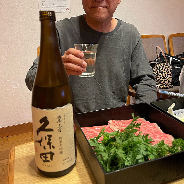 昨晩はゴルフ場のコテージで、甥っ子からの還暦祝いの日本酒とすき焼きでご満悦のとうちゃんでした☺️