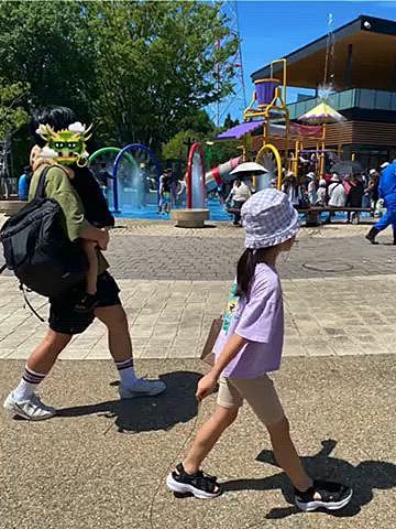 29(月)
パパさん振休👨
甥と子供達を連れて水遊びが出来る公園へ🧑‍🧑‍🧒
猛暑日予報なので水遊びが良いと思ったら芝生で遊ぶとの事💦
まずはテントでオヤツタイム🍪🍬
風があり日陰は予想よりかなり涼しかったのですが、その後芝生でブーメラン🪃したり走ったりととても元気な姉妹👭
パパさんと付き合った時3歳だった甥の完璧なパパぶりと優しいお姉ちゃんにほっこり☺️
併設の水族館にも行き大満足していました🐢🐠
お手紙に感動🥺