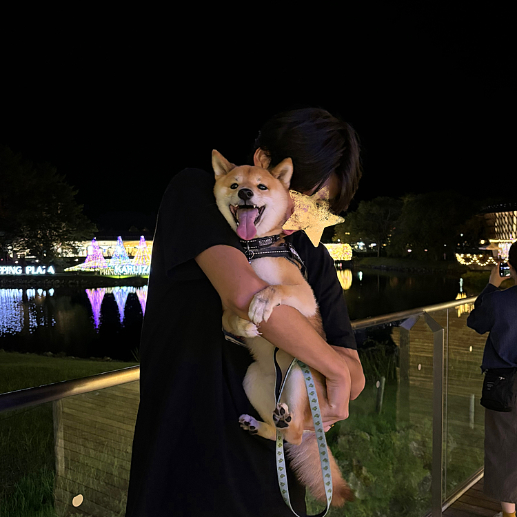 アウトレットのイルミネーションの前で🤳
軽井沢っぽいいい感じの写真がなくて残念だけど…
いい思い出がまたひとつできました😊