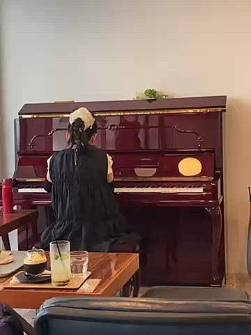 職場の友人の娘ちゃん、全盲ですがピアノ頑張ってます🎹
毎週水曜日にカフェで演奏しているので先週久しぶりにお邪魔すると最近別のカフェでも演奏しているとの事、聞いたら自宅からすぐ近くだったので今日は母とお邪魔しました♪

演奏も歌声もとても癒されます🍀

とにかく元気でスマホも使いこなし操作は私なんかより早くゲームも得意なんです🎮 
コミュ力おばけで周りを魅了する素敵な女性✨✨