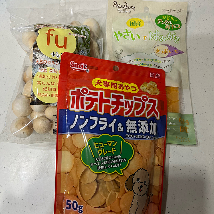 私実は健診で肺に影があると言われ今日は再検査に行ってました🏥
1日がかりで疲れました😅結果は健診の時に見られた影とは違う小さい影がCTで見えたらしくて、何ともないんだけど一応様子見て2月に再検査に💦
先生は「他の先生なら大丈夫という位のものだけど僕は心配性なので」と言ってました。
それから肝臓に嚢胞のようなものが見えるらしく「消化器の先生に相談して検査必要なら連絡します」と言われました💦
なんともないといいな🥺
とりあえず悪いものじゃなくてホッとしました😅