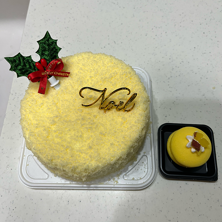 今年のクリスマスケーキ🎂
チーズケーキです🧀
ポコちゃんはウーピーパイ😋
