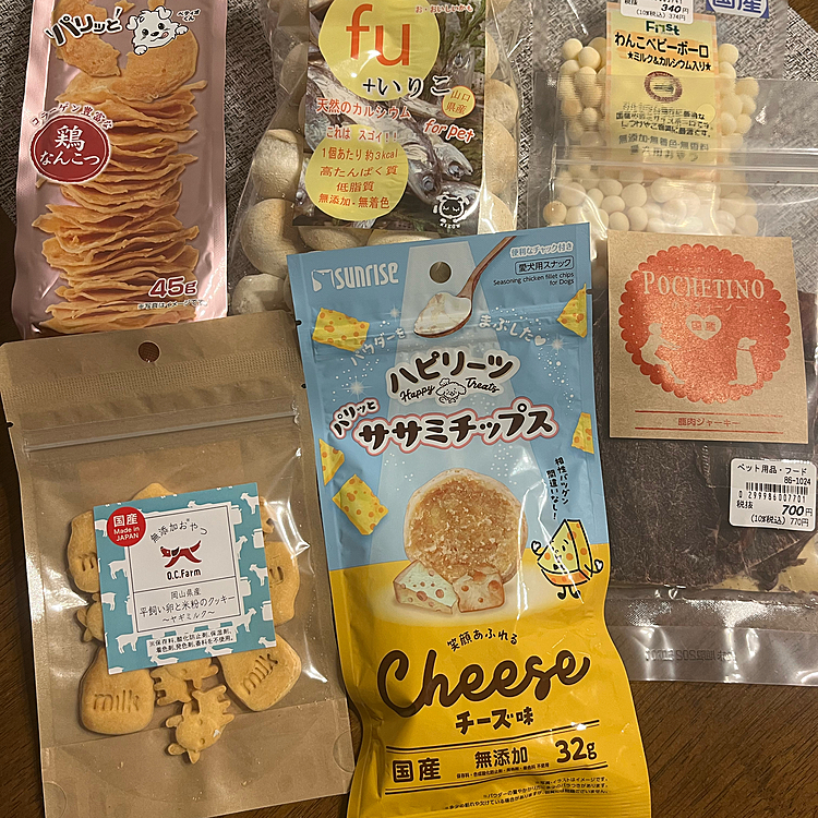 お誕生日プレゼントはケーキ🎂とおやつ☺️
おもちゃはくまさん一筋なので買っても遊ばないだろうと思い買いませんでした😅
上３つはいつものおやつ🍪
下３つが今回初めて買ってみたおやつ🍪
ポコちゃん楽しみだねぇ😋