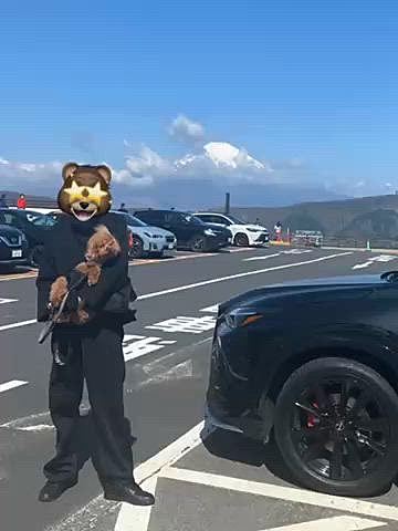 最終日はホテルからすぐの大涌谷へ♪
1度は行ってみたい場所でしたが、、、
思ったより広さは無くたくさん歩きたいハッピーには少し物足りない感じでした🐶
でも黒たまごやソフトクリーム食べてのんびり出来ました🥚🍦
到着すぐは富士山も見えました🗻
お昼は沼津港で🐟
目の前のお店でTV撮影していました