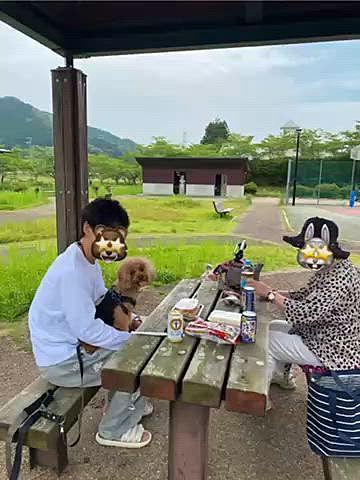 週末はパパさんの実家に行きばぁばと最近お気に入りのスポットでランチ🍙
ばぁばとママは缶チューハイで乾杯🥂
パパさんはノンアル👨
近くに従姉妹犬のハピ子ちゃんのお里があるので覗いて来ました♪
帰り道今度は私の父の所へ🚗
ナスはもう少し先だけど今回もキャベツ、玉ねぎ、ニンニク、きゅうりを貰いました🥬🧅🧄🥒
じぃじ、先月末に手術は無事に終わりましたが生検に出した癌細胞が肺がんの中でも増殖が早く転移しやすいタイプと判明😭
来週から抗がん剤治療となりました🏥
