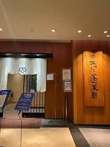 地元の友人リクエストで鰻を食べに😋
暑いでデパート内の店舗へ🏬
デパートの開店と同時に10階のお店へ🏃♀️
凄い人です💦
お茶ついでにお店近くの祖父母のお墓参も🙏
最後は友人のワンコに会いに🏠
4キロになっていて少しポチャッとしてる🤭
ハッピーはもう少しシュッとしてるよねって言ってたけど帰宅してよく見たらムチムチだったわ💦
40年来の友人にディスられるハッピー🤣
あとは昔の職場の先輩・後輩とモツ鍋へ🍲
このモツ鍋屋に30年近く同じメンバーで通い続けてるの凄いですよね✨