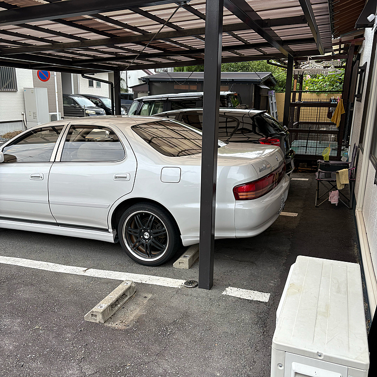 通常の車置く所に私の車
(手前でも奥でも結局屋根無し😱)