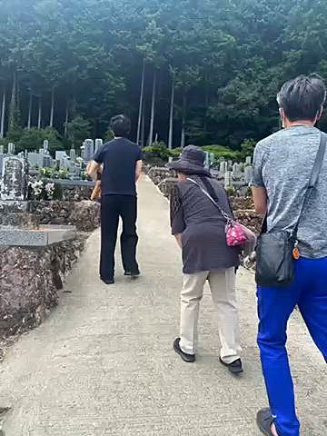 飛び石の祝日は義母を連れて義父方のお墓参りに行きました🚗
納骨はまだなので義父のお骨も一緒です🍀
義父の実家や義母の兄弟宅にもお邪魔して義母も嬉しそうでした👵

以前行った🐶🆗の水産会社直営の食堂に行ったら🐶🆖になっていました😭
義兄がハッピーを見ていてくれたので私達は定食や岩がきを美味しく頂きました🐟
