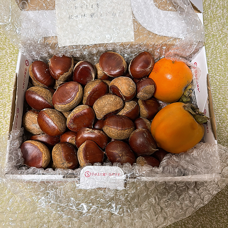 疲れ果てて帰ったら友達から栗🌰と柿が！

毎年贈ってくれるんですよねー🩷

ありがたや






