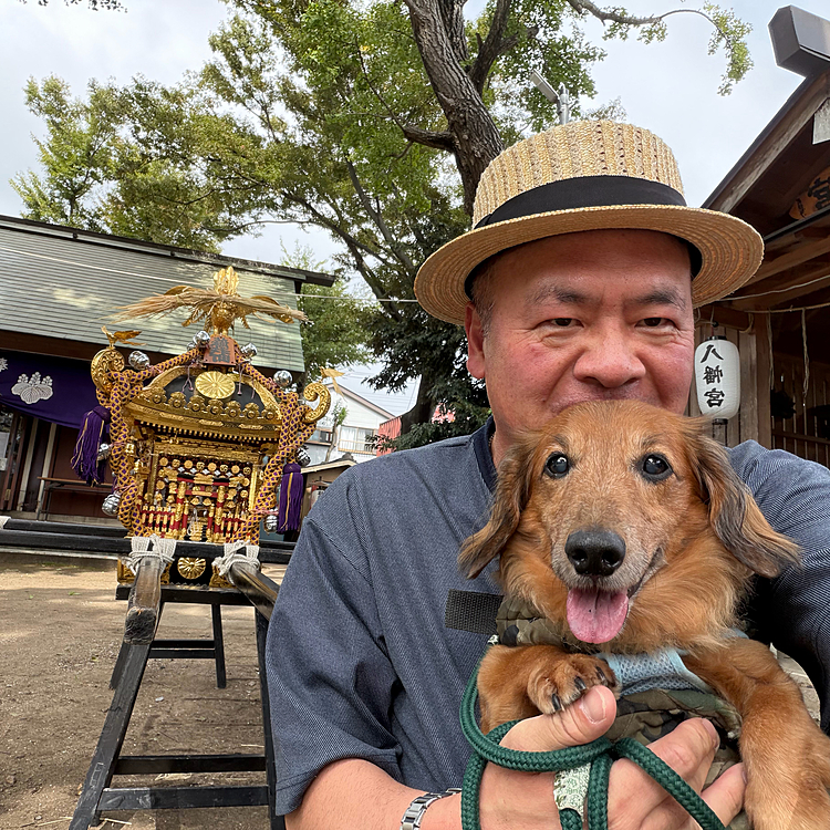 今日はお袋を親戚の家に連れて来てココﾁｬﾝ🐶をお散歩で近所の神社⛩に来たら､お祭りが始まる前だったので､御神輿の前で綺麗な写真が撮れました📸何やかんやできっちりカメラ目線👀してくれました✨✨✨
さすが👏撮られ慣れてる👏😊💕(笑)