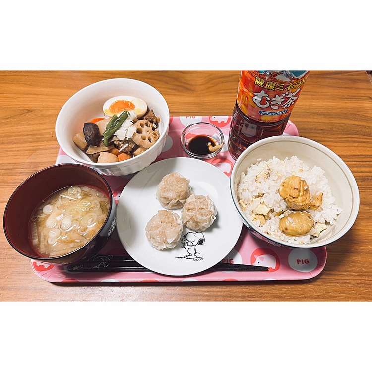 友達が贈ってくれた栗を栗ご飯にしました

筑前煮？お煮しめ？と共に

味ご飯にすると一汁三菜が難しい

一汁ニ菜になってしまいました

会社で秋の味覚の写真を募集していて

栗ご飯どうかな？と撮ってみましたが

トレイがカッコ悪いのでやめました

秋刀魚も焼いたのとか撮ったんだけど

ランチョンマットにしとくんだった

なのでボツ写真、ここで成仏させてください






