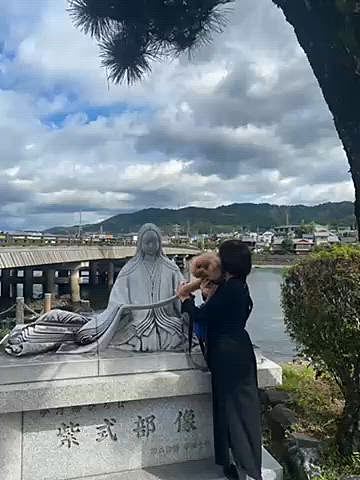 平等院を出て宇治を散策🐾
宇治川沿いをお散歩しながら宇治神社とその奥にある宇治上神社へ⛩️
平等院と共に日本最古の本殿がある宇治上神社も京都の世界文化遺産1つでガイドの方が案内して下さいました✨
こちらは🐶🆖なので交代で参拝しました🙏

源氏物語ミュージアムへ抜ける道はもみじのトンネルになっていて綺麗だとガイドさんが仰っていました🍁
あと2週間くらいしたら見頃かな😉