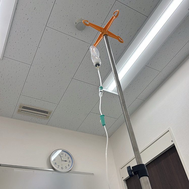 まぬけな動画を撮ったのも頭に酸素が行き届いてなかったから(とゆーことに)

コロナでもなく、インフルエンザでもなく、肺炎に至る瀬戸際の気管支炎で３日目の点滴、本日２本目の分です

これで肺が白くなったら肺炎で入院・・・

酸素濃度が低くドクターが心配してました

同系列のクリニックに馴染みのドクターが担当医として日曜診療にいるから具合が悪かったらおいでと言ってくれていたので

今日も点滴できたのでした

不幸中の幸い











