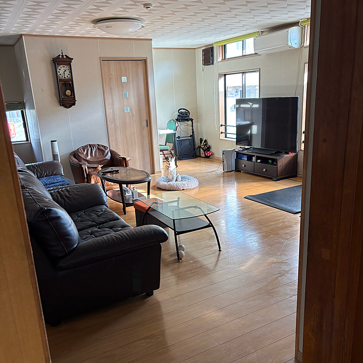 顔しか日が当たってないけど
日向ぼっこしてるつもりかな？😅