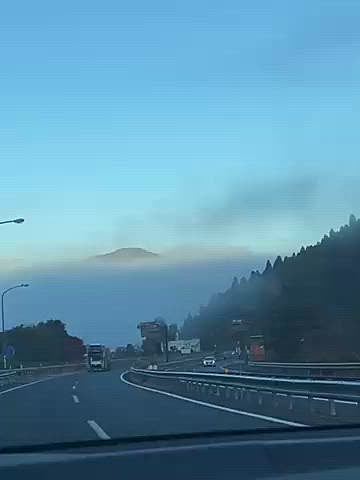 境港市から鳥取市へ移動🚗
富士山みたいな大山も真っ暗で見えません🌃
こちらは行きの大山です🗻
朝一で鳥取砂丘へ🐪
風が強くてスイッチが入ったハッピーはダッシュ💨
楽しそう😁