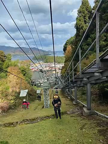 最後は京都の天の橋立へ🌁
11時過ぎに到着したので展望台へのリフトに乗るのに大行列😔
1時間ほど並びました💧
でも待った甲斐がありとても綺麗な景色を堪能出来ました♪
リフトを降り少し散策しました🐾
中途半端な時間になってしまいましたが、近くの漁港でテラスが🐶🆗のお店を見つけたので海鮮を食べて帰路につきました🦀🦐