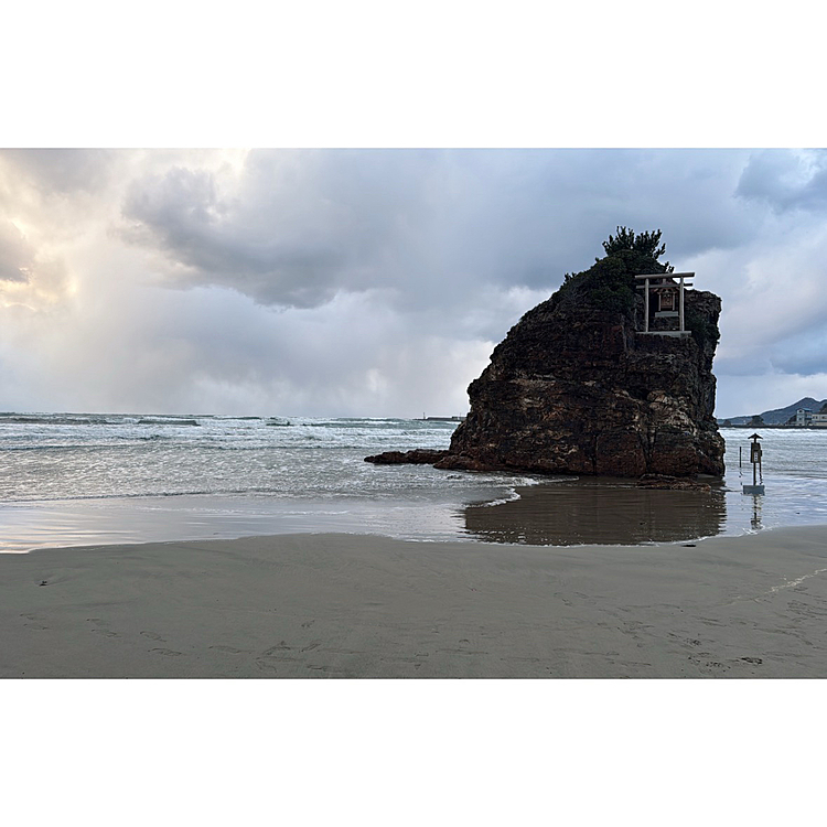 波と海からの水しぶきが舞って

怒り狂ってるカンジ

今年は歓迎されなかったのかなぁ💧

めちゃくちゃ寒かったです🥶






