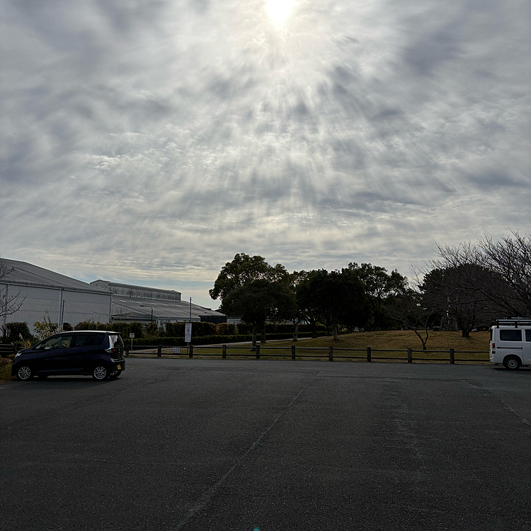 なんか
変な雲☁️
と、広ーい駐車場🅿️停めて写真撮ったら
蜘蛛の巣に引っかかった
こんな広い駐車場の何処歩いたら蜘蛛の巣が？😱